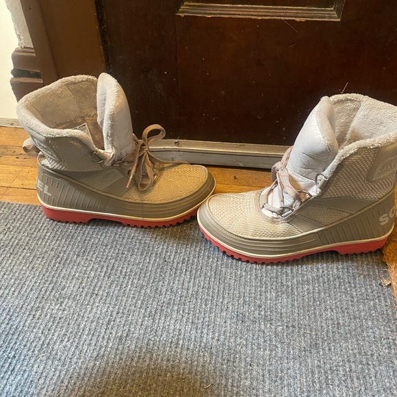 Sorel size 8 snow boots, worn twice - Picture 7 of 8